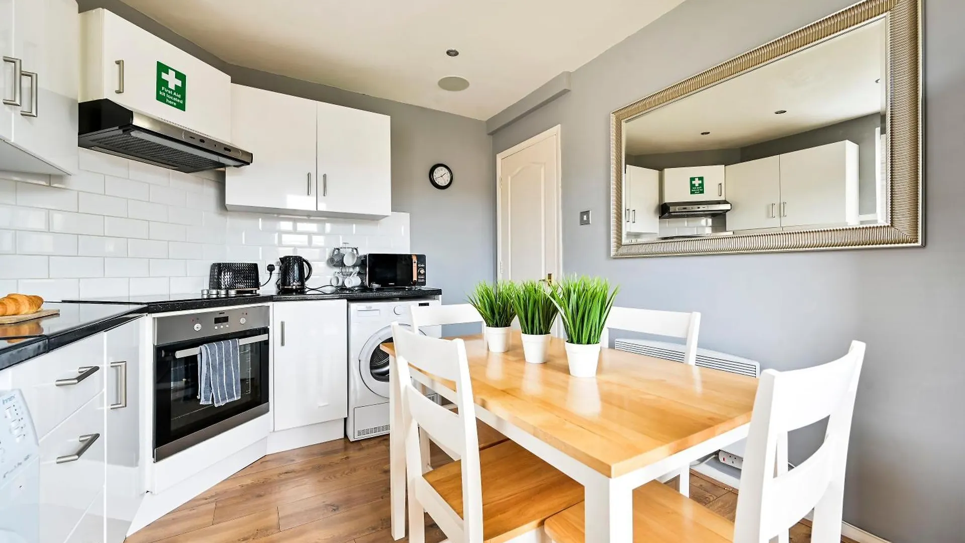 Cosy 1-Bed E15, Sleeps 4, 1 Min From Tube Station Near O2 Arena Apartment London