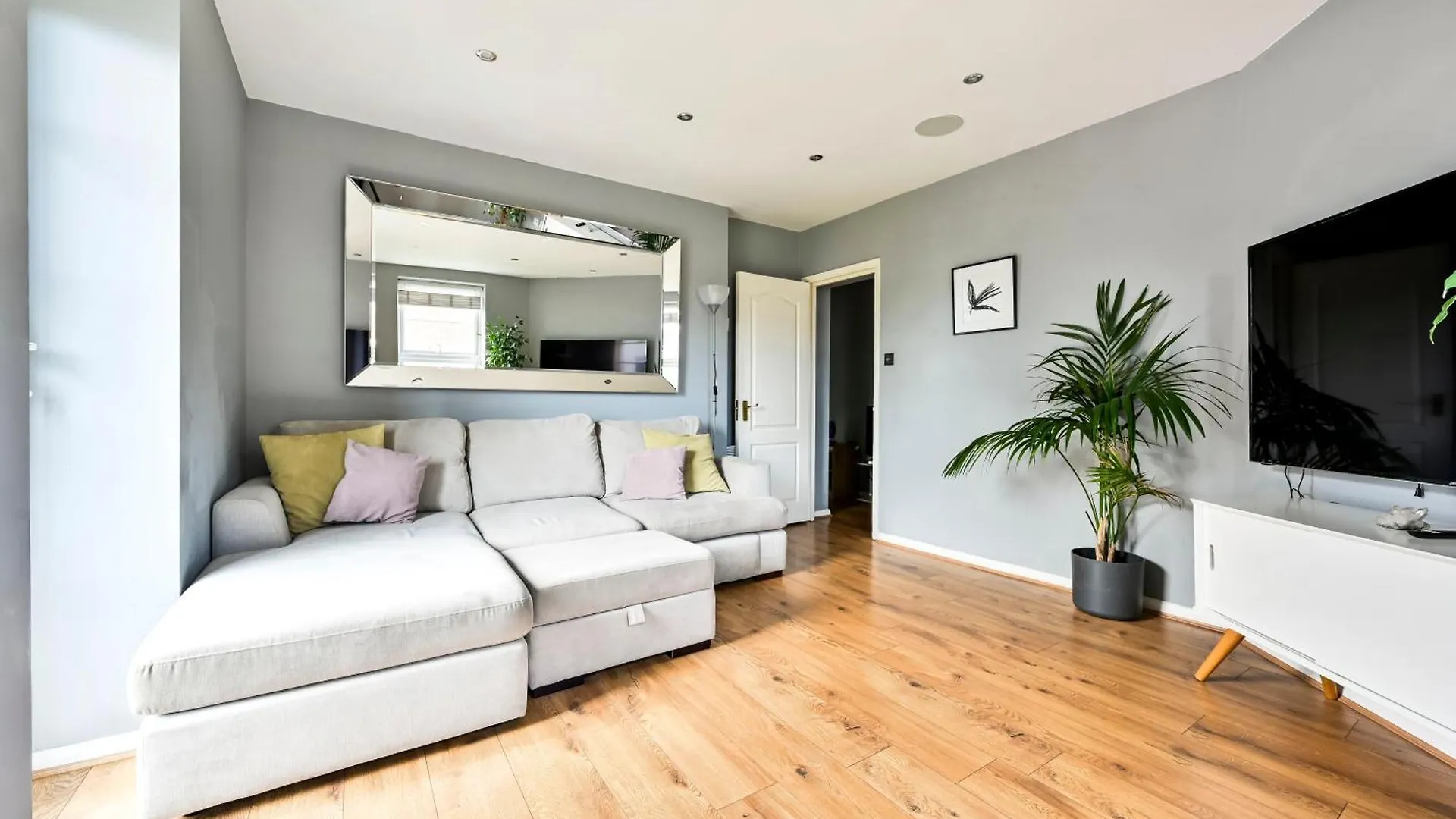 Cosy 1-Bed E15, Sleeps 4, 1 Min From Tube Station Near O2 Arena Apartment London